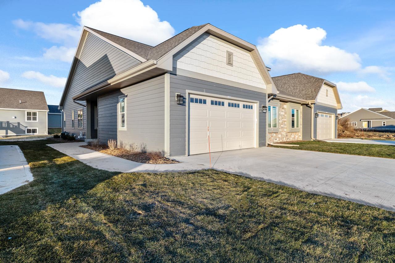 653 Lambert Ct #2-2, Slinger, WI 53086
