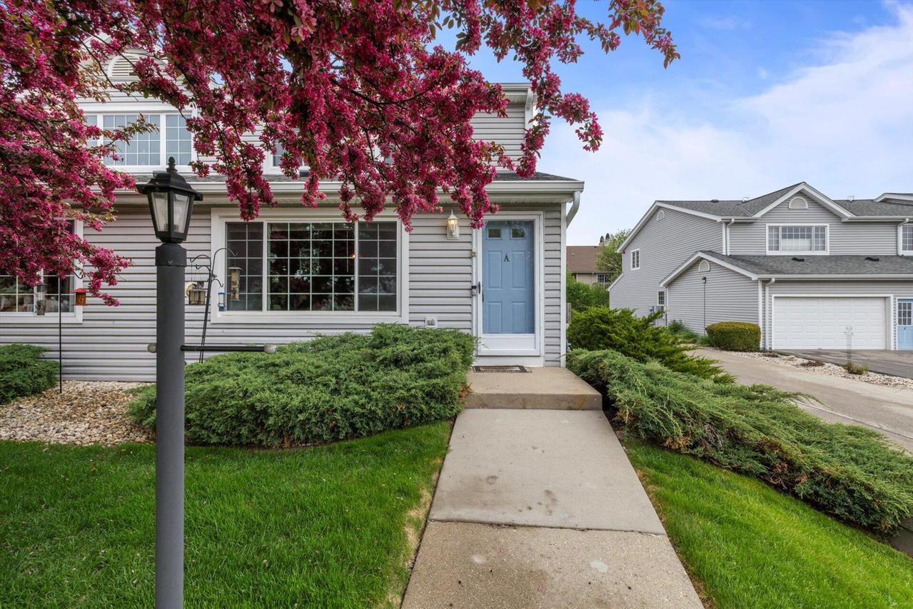 10096 W Whitnall Edge Dr #A, Franklin, WI 53132