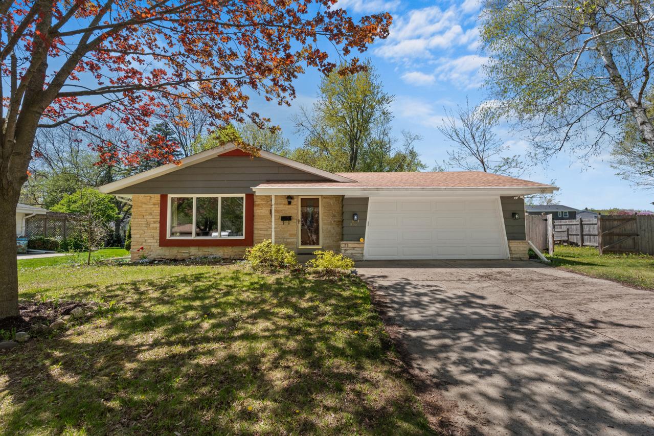 W63N985 Holly Ln, Cedarburg, WI 53012