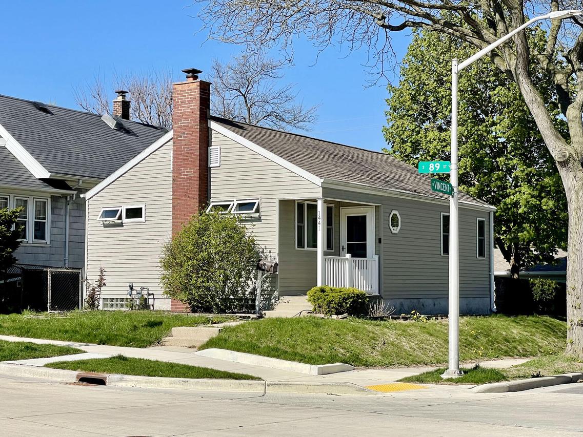 1441 S 89th St, West Allis, WI 53214