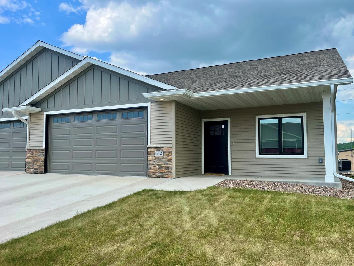 742 Crockett Dr, Holmen, WI 54636
