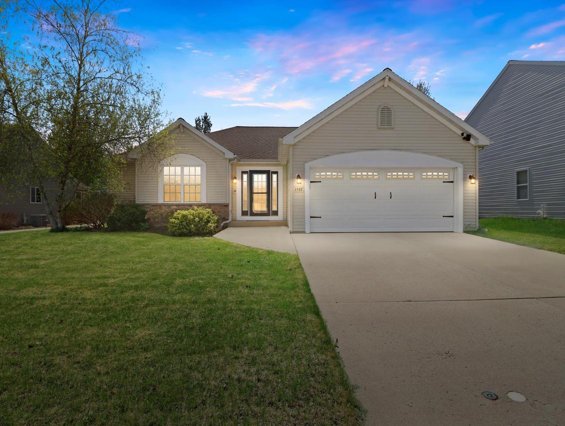 1537 Whitewater Dr, West Bend, WI 53095