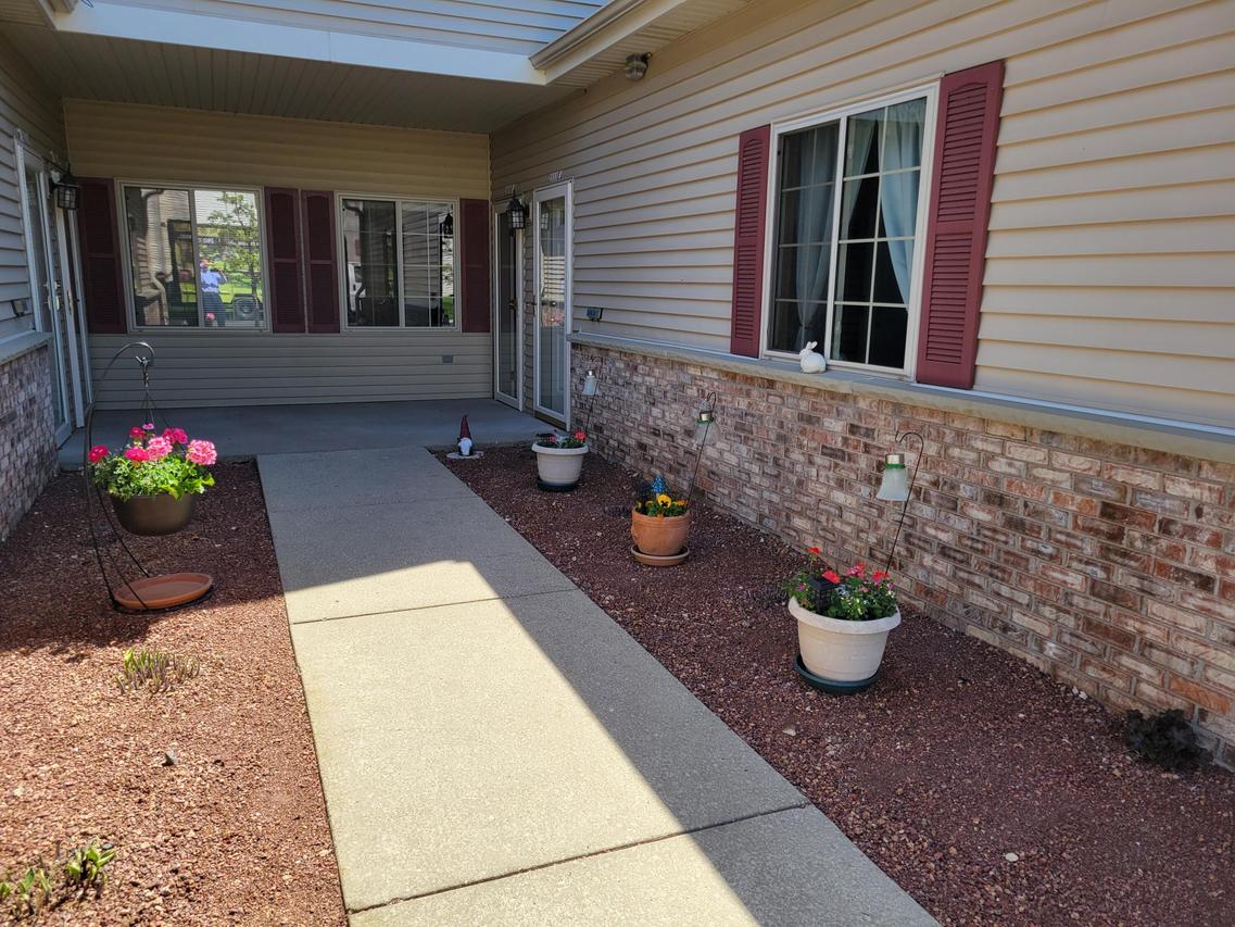 2111 Pine Ridge #F, Grafton, WI 53024