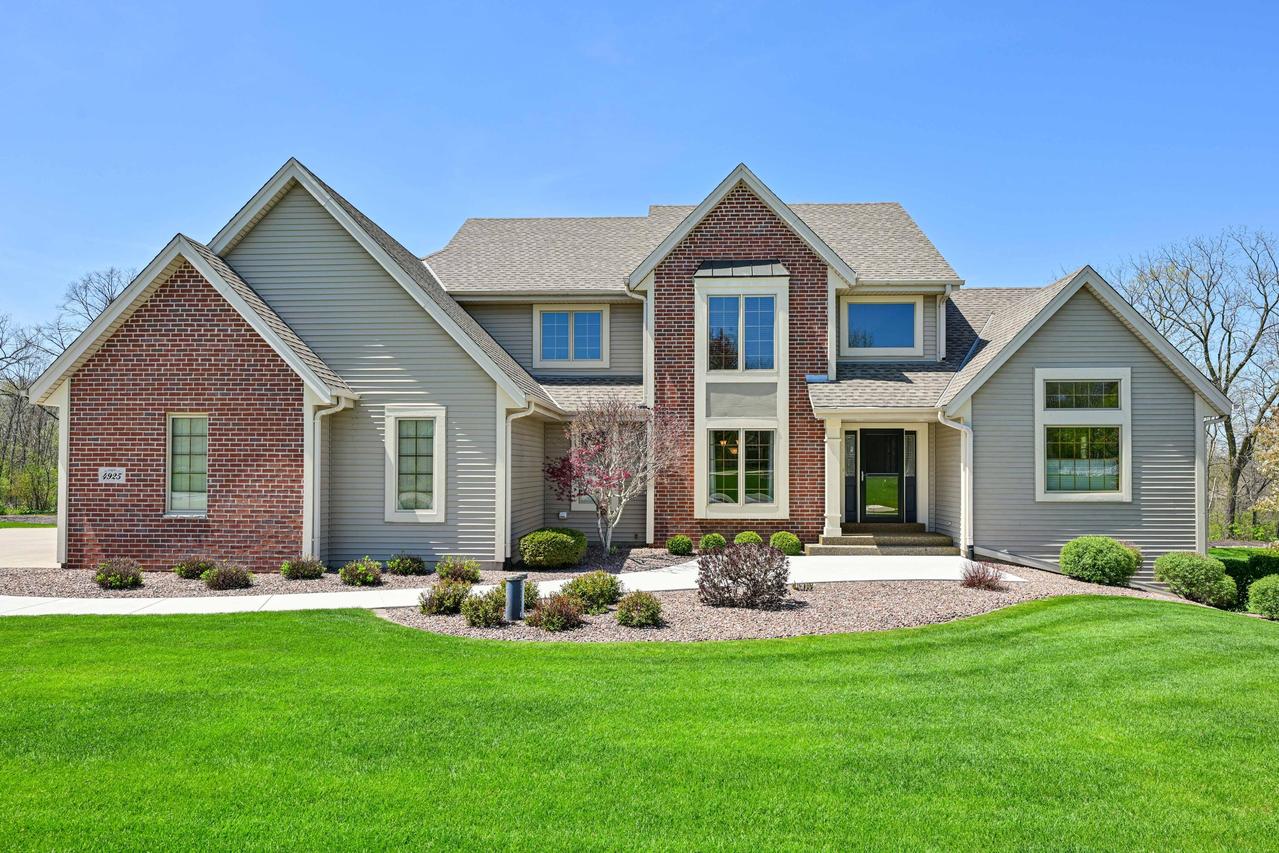 4925 S Rolling Meadow, New Berlin, WI 53146