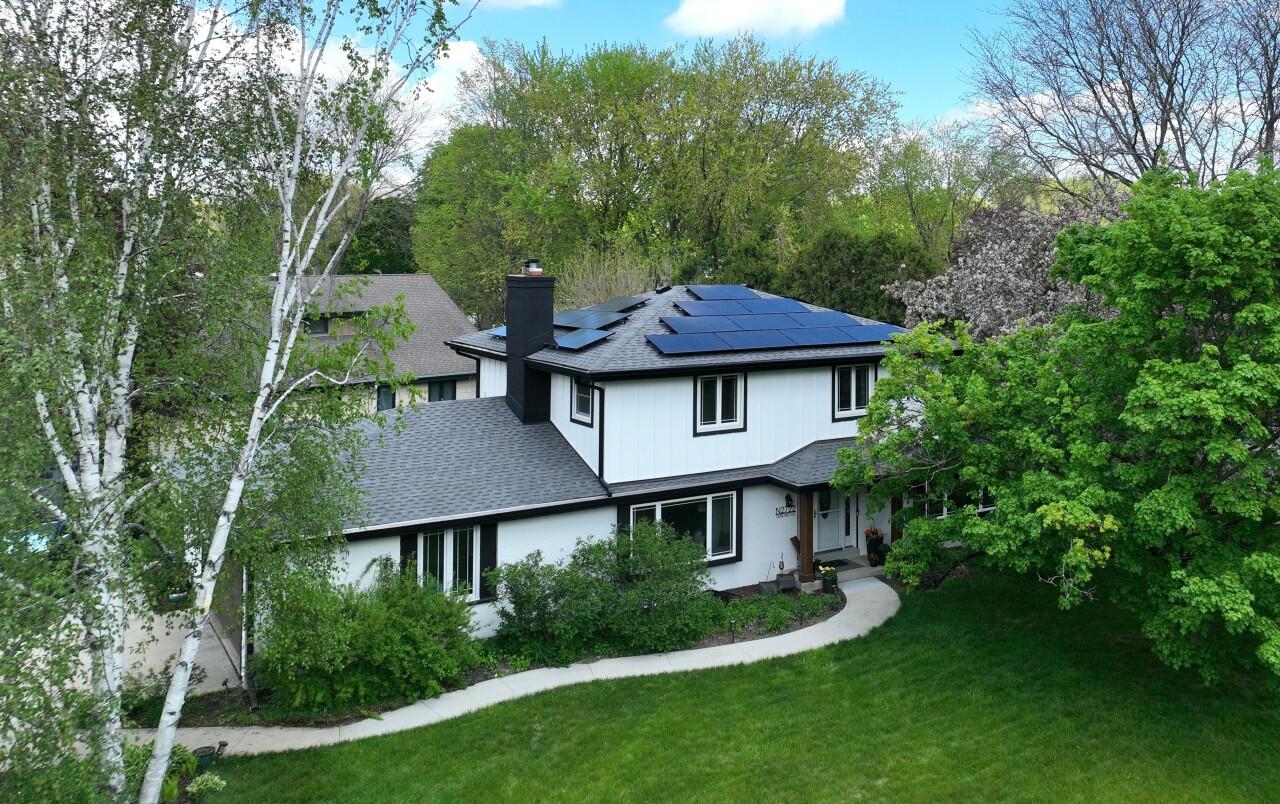 W221N2722 Timberwood Ln, Pewaukee, WI 53186