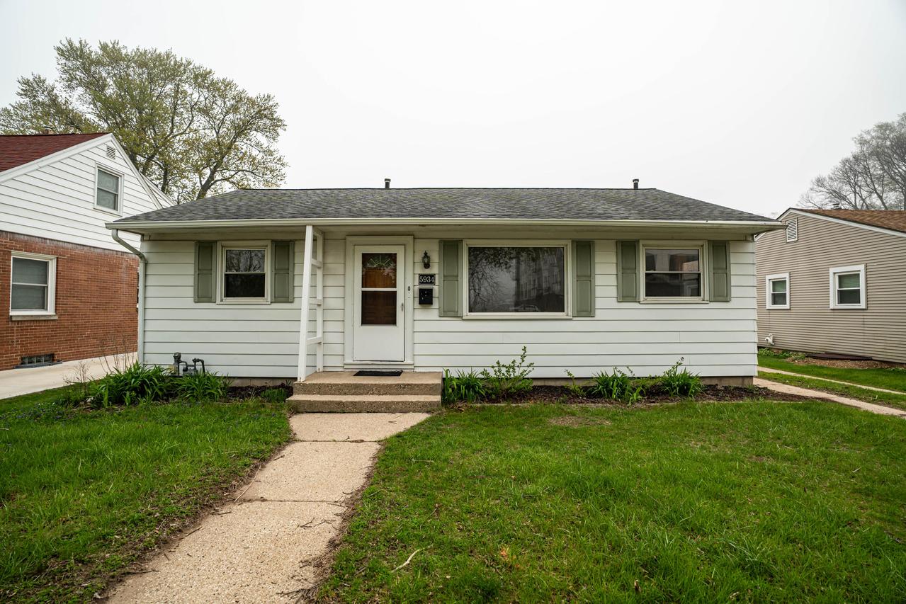 5934 N Lydell Ave, Whitefish Bay, WI 53217
