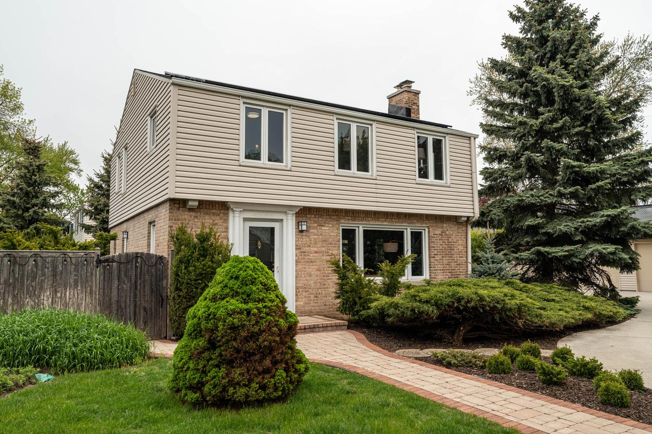 130 W Day Ave, Whitefish Bay, WI 53217