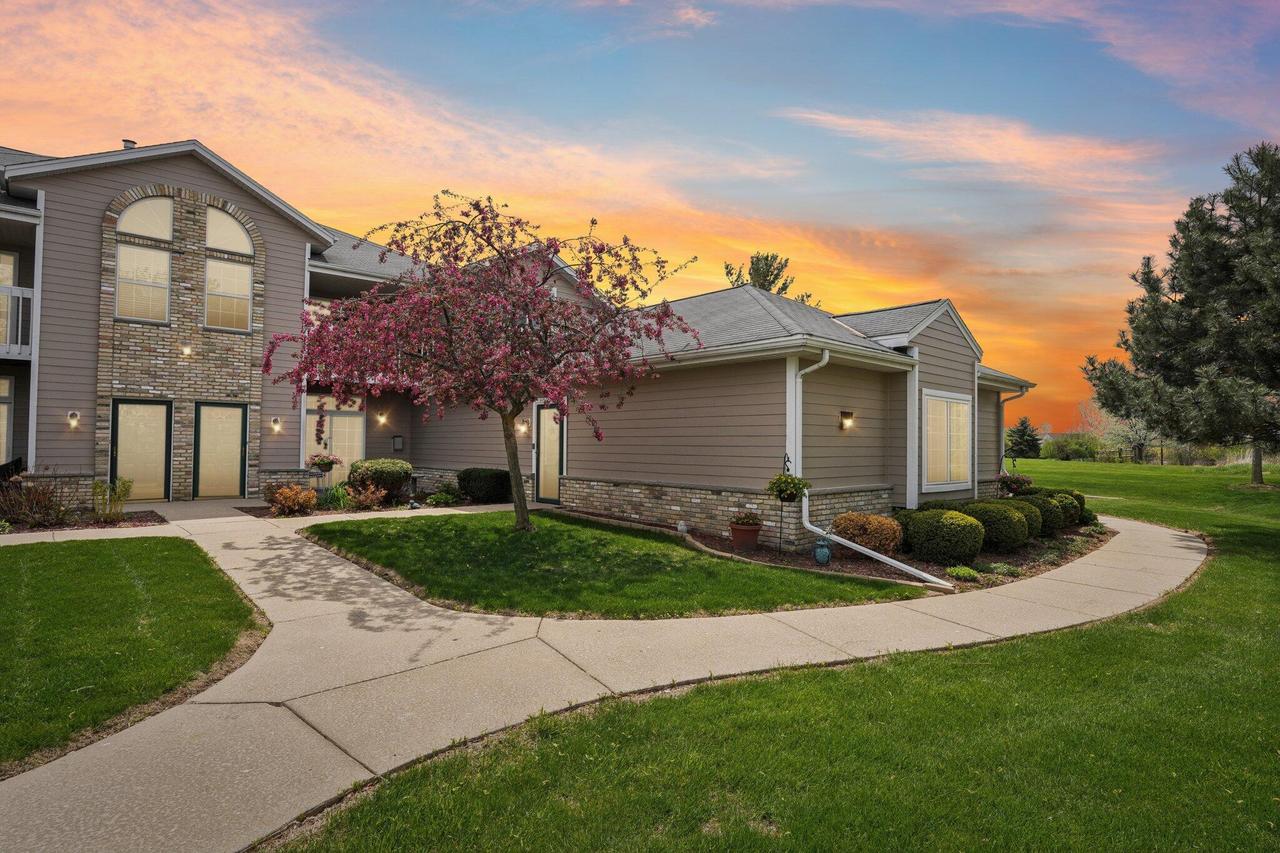 1046 River Pl. #8, Waukesha, WI 53189