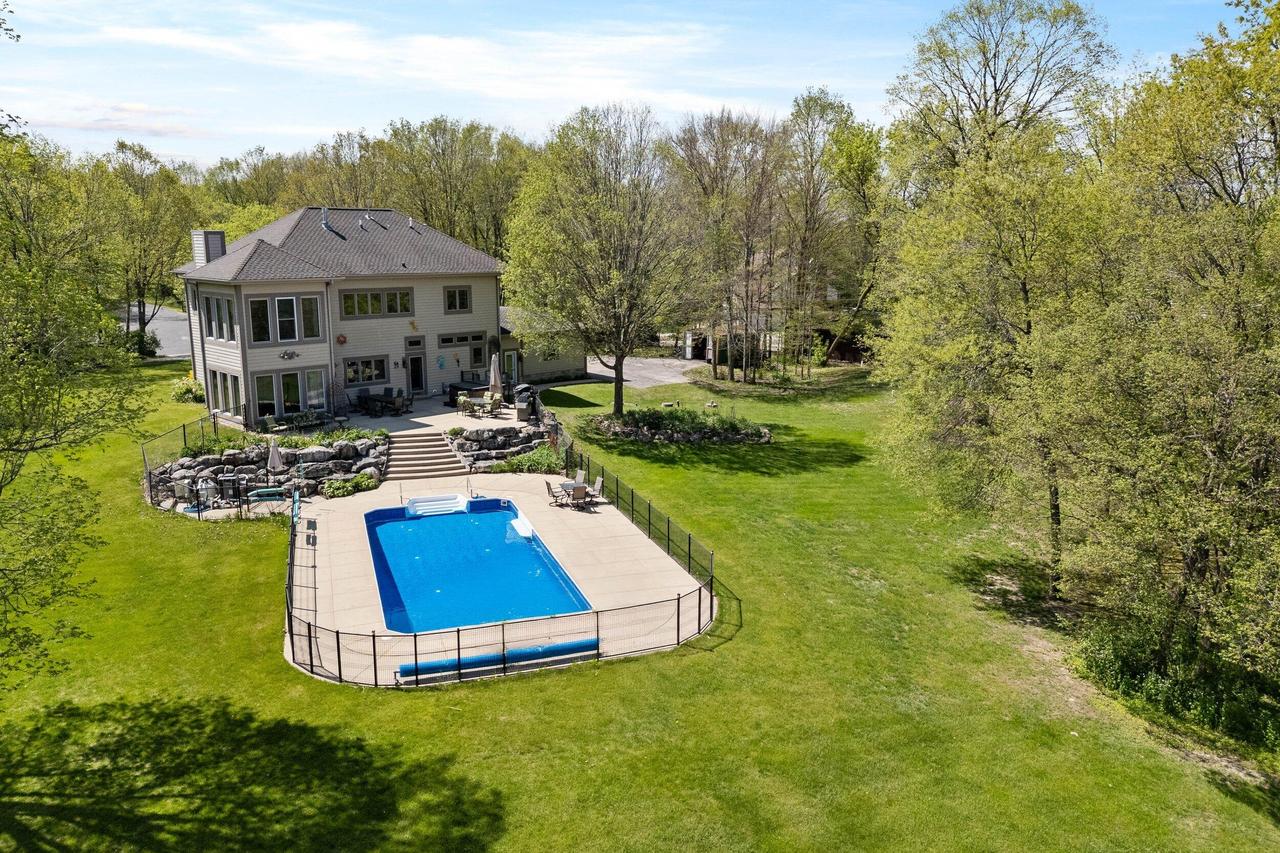 1390 Fiesta Ct, Jackson, WI 53012