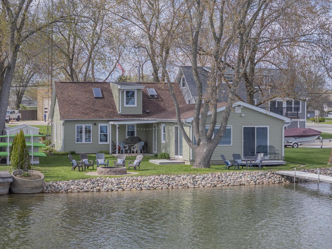 544 N Cogswell Dr, Salem Lakes, WI 53170