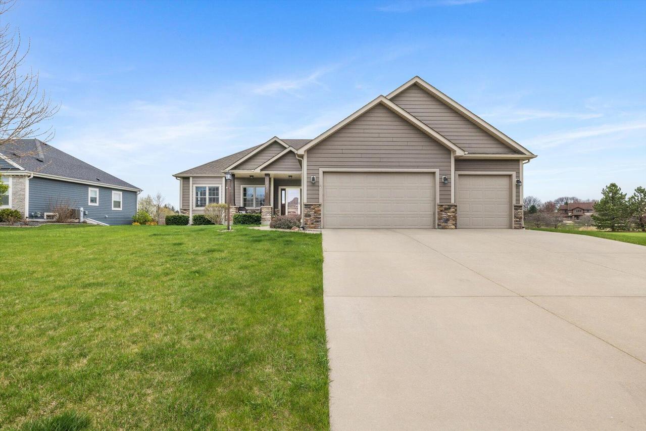 1035 E Peach Tree Ln, Oak Creek, WI 53154