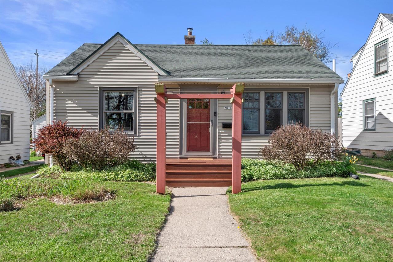 7814 W Wright St, Wauwatosa, WI 53213