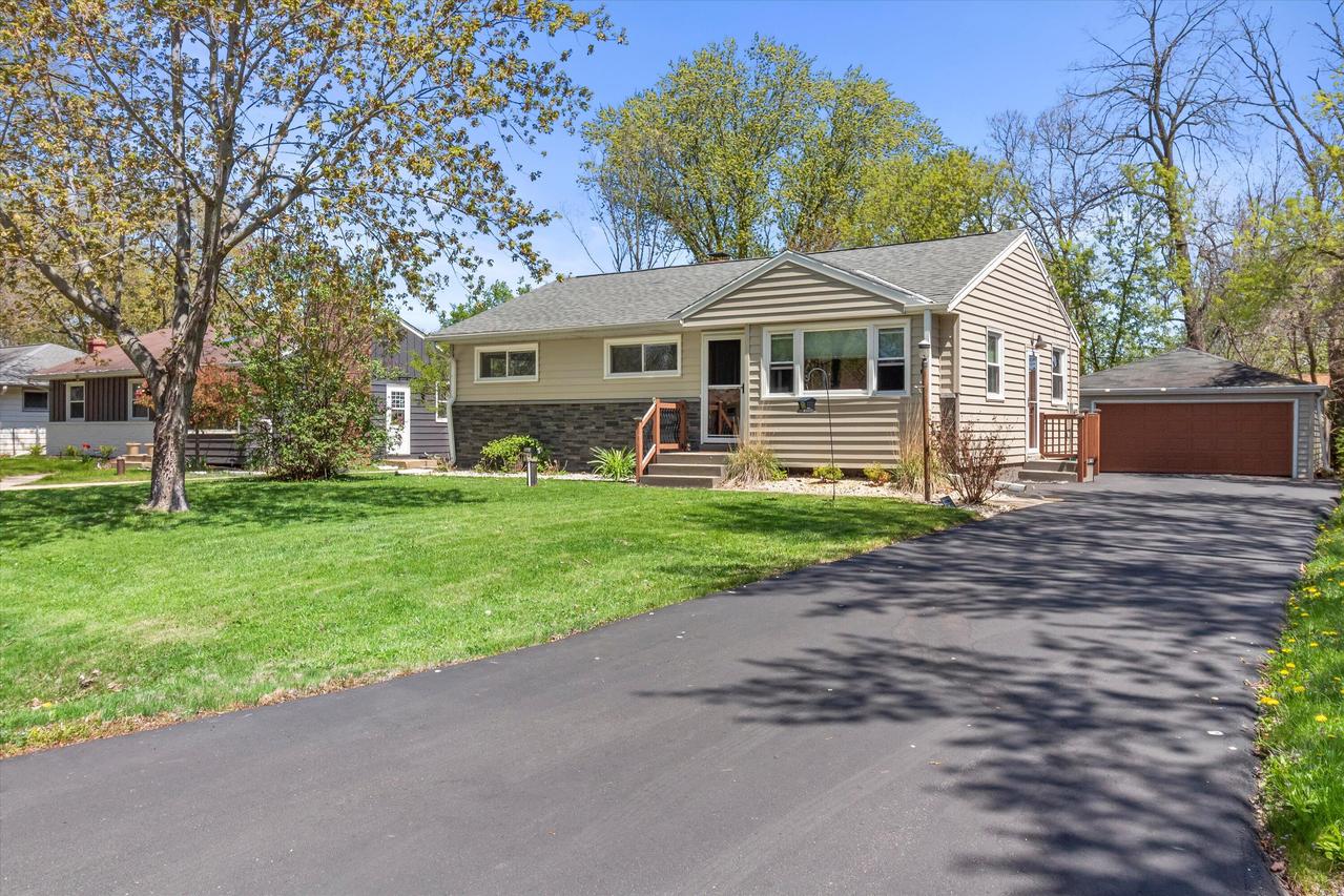 5414 S 114th St, Hales Corners, WI 53130