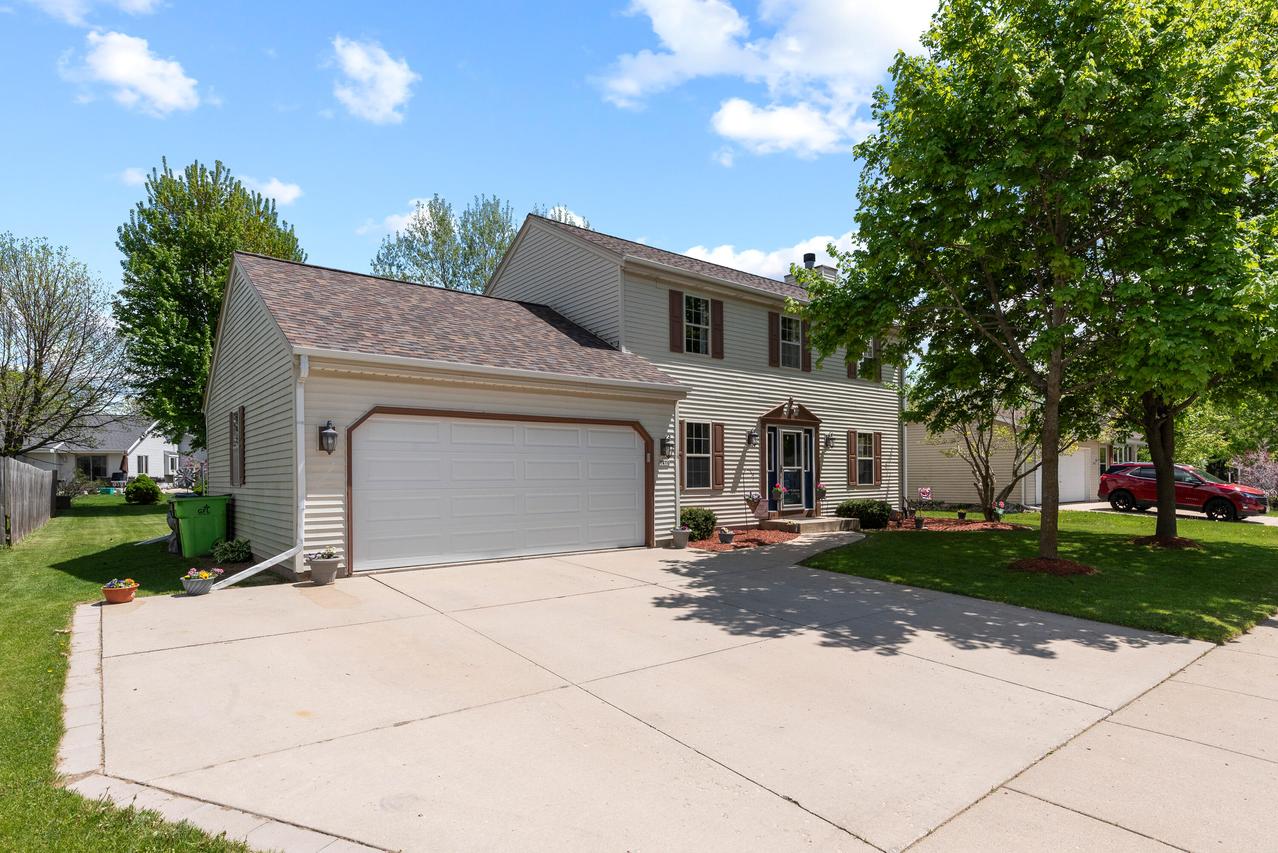 1416 Park Knoll, Hartford, WI 53027