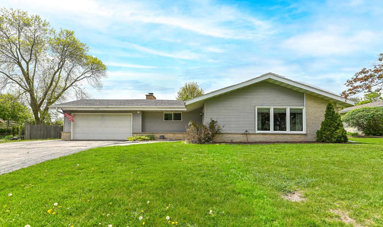 12745 W Crawford Dr, New Berlin, WI 53151