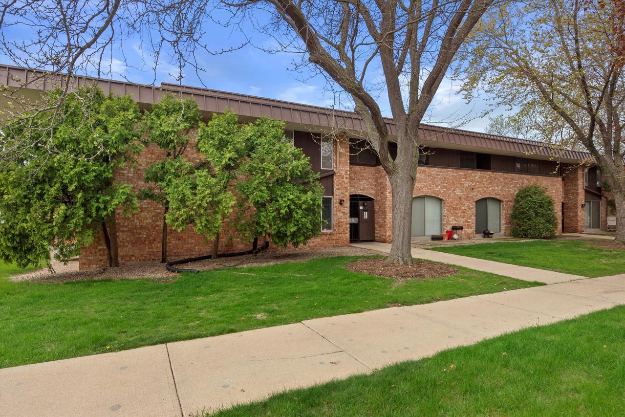 4225 W Rivers Edge Cir #25, Brown Deer, WI 53209