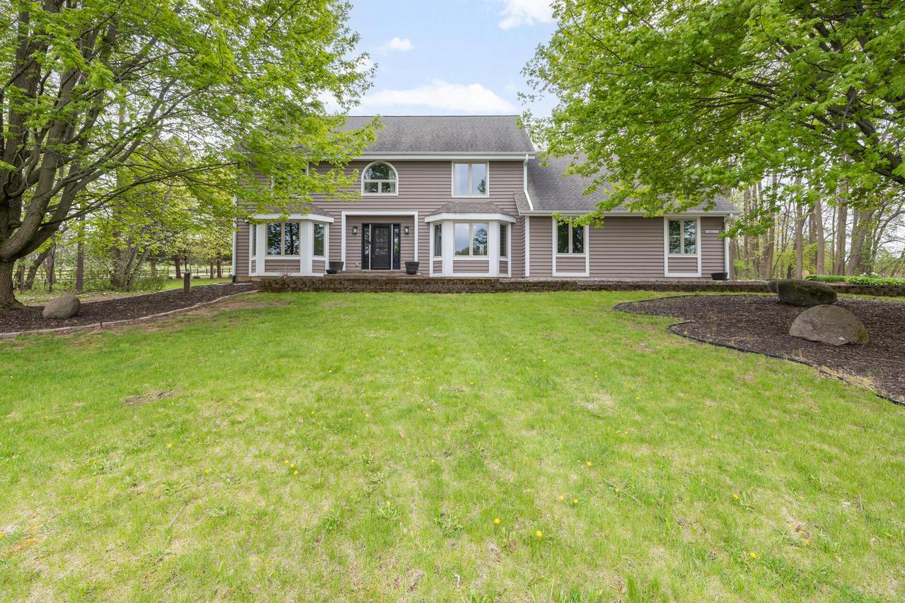 N77W24195 Hidden Oaks Dr, Lisbon, WI 53089