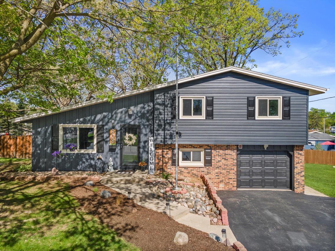 908 Echo Dr, Burlington, WI 53105