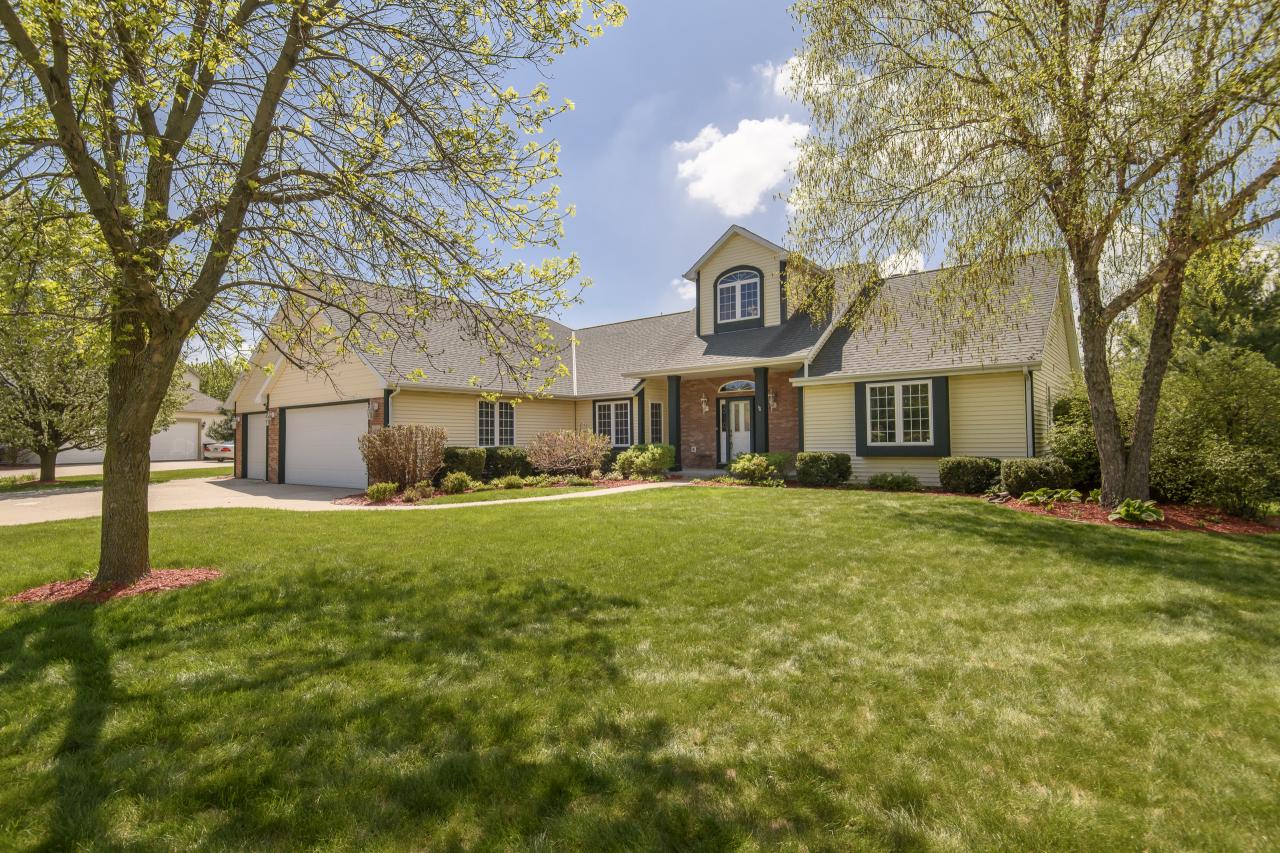 N74W24429 Red Tail Ct, Sussex, WI 53089