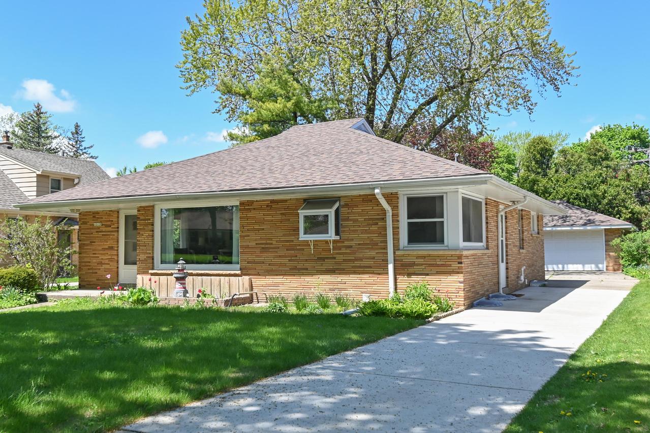 10108 W Sunset Ave, Wauwatosa, WI 53222