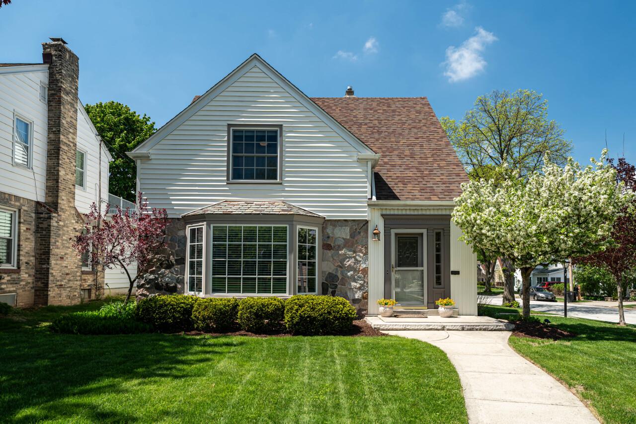 2577 N 89th St, Wauwatosa, WI 53226
