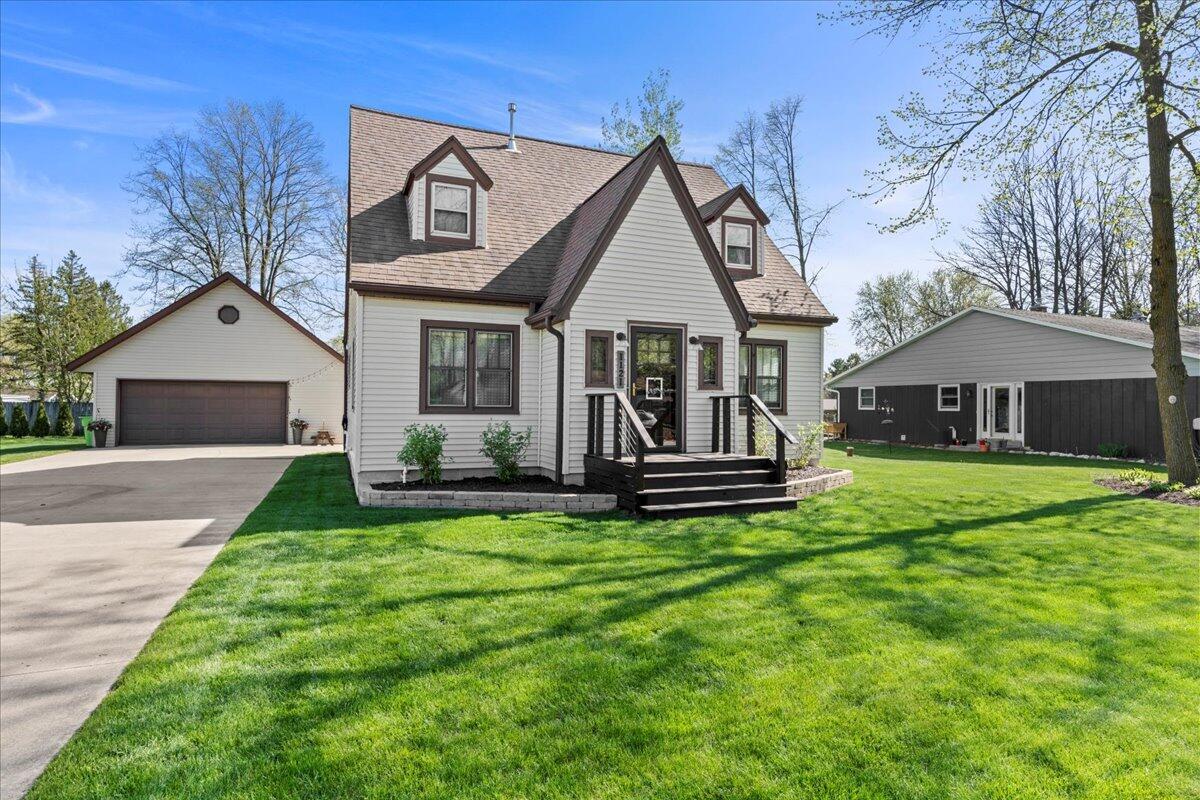 1121 W Bell Ave, Howards Grove, WI 53083