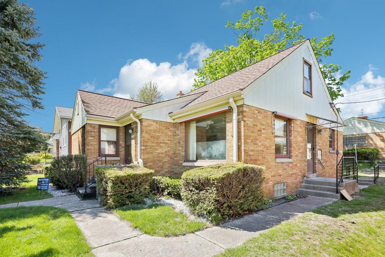 10708 W York Pl, Wauwatosa, WI 53222