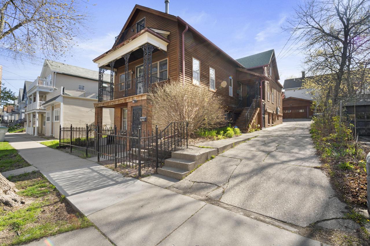 1806 N Arlington Pl, Milwaukee, WI 53202