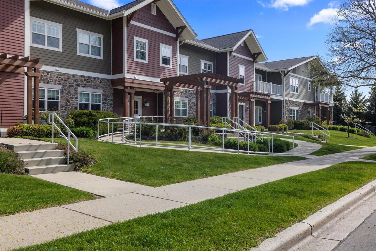 W55N178 Mckinley Blvd #102, Cedarburg, WI 53012