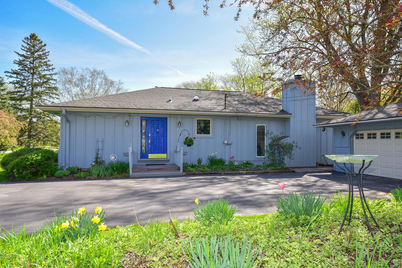 W182N5902 Spruce Ln, Menomonee Falls, WI 53051