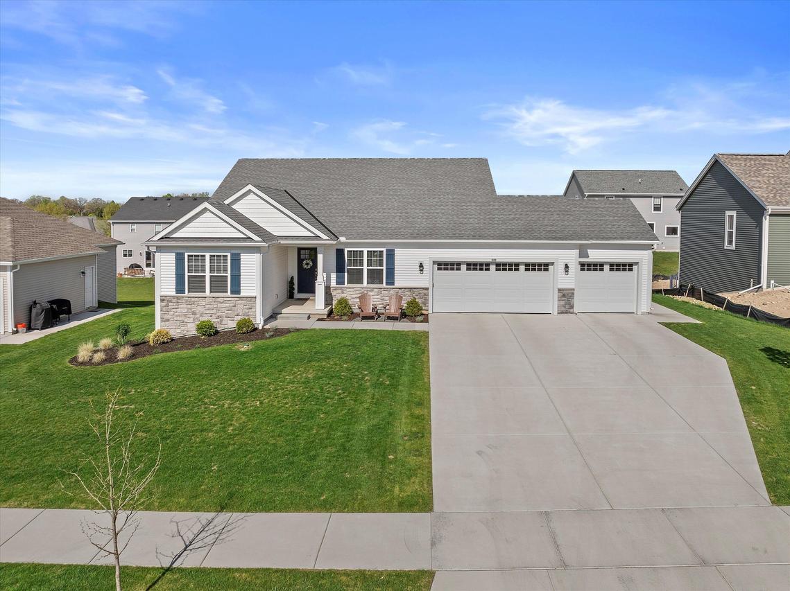 635 Mary Way, Slinger, WI 53086