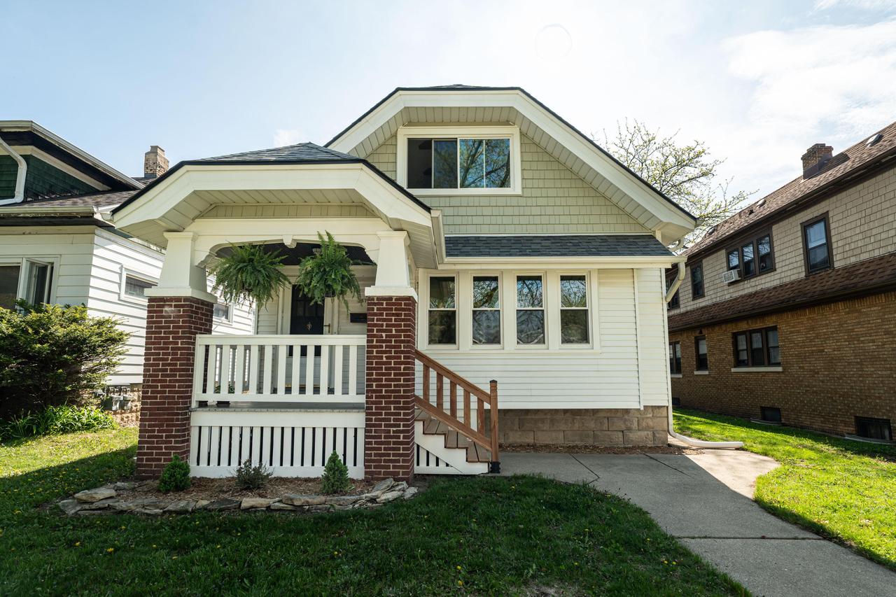 2372 N 64th St, Wauwatosa, WI 53213