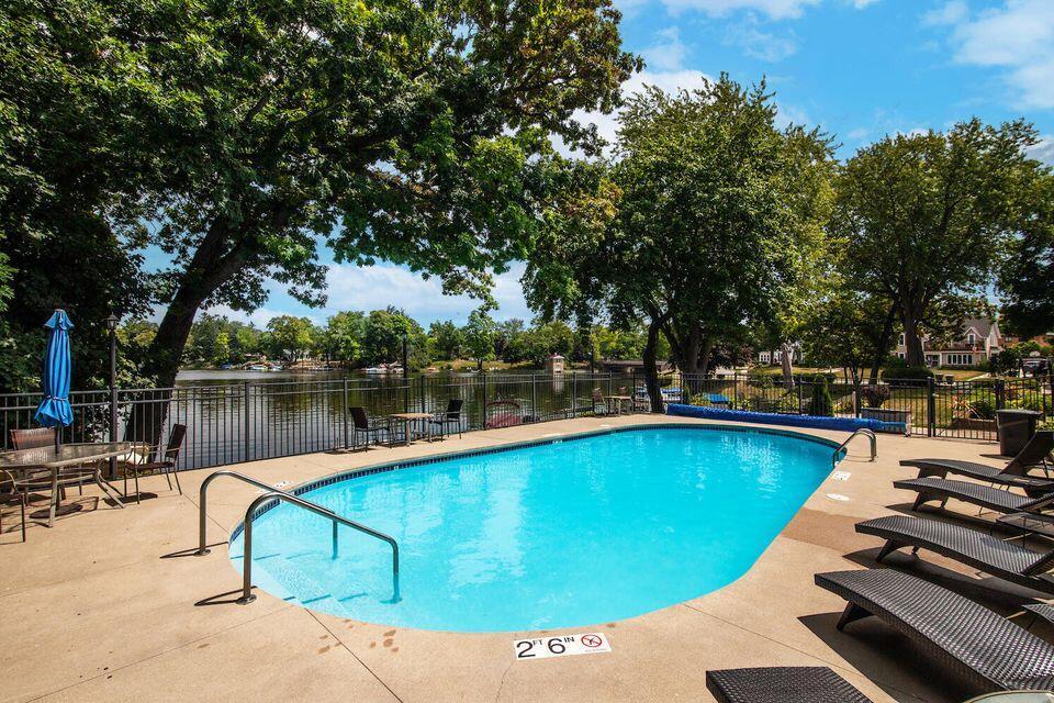 320 E Pleasant St #207, Oconomowoc, WI 53066