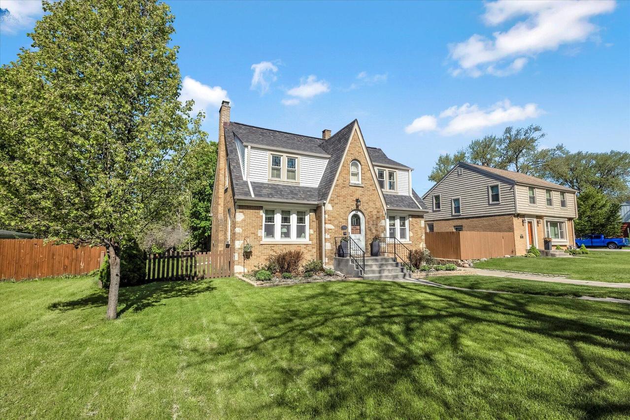 202 S Lake Dr, South Milwaukee, WI 53172