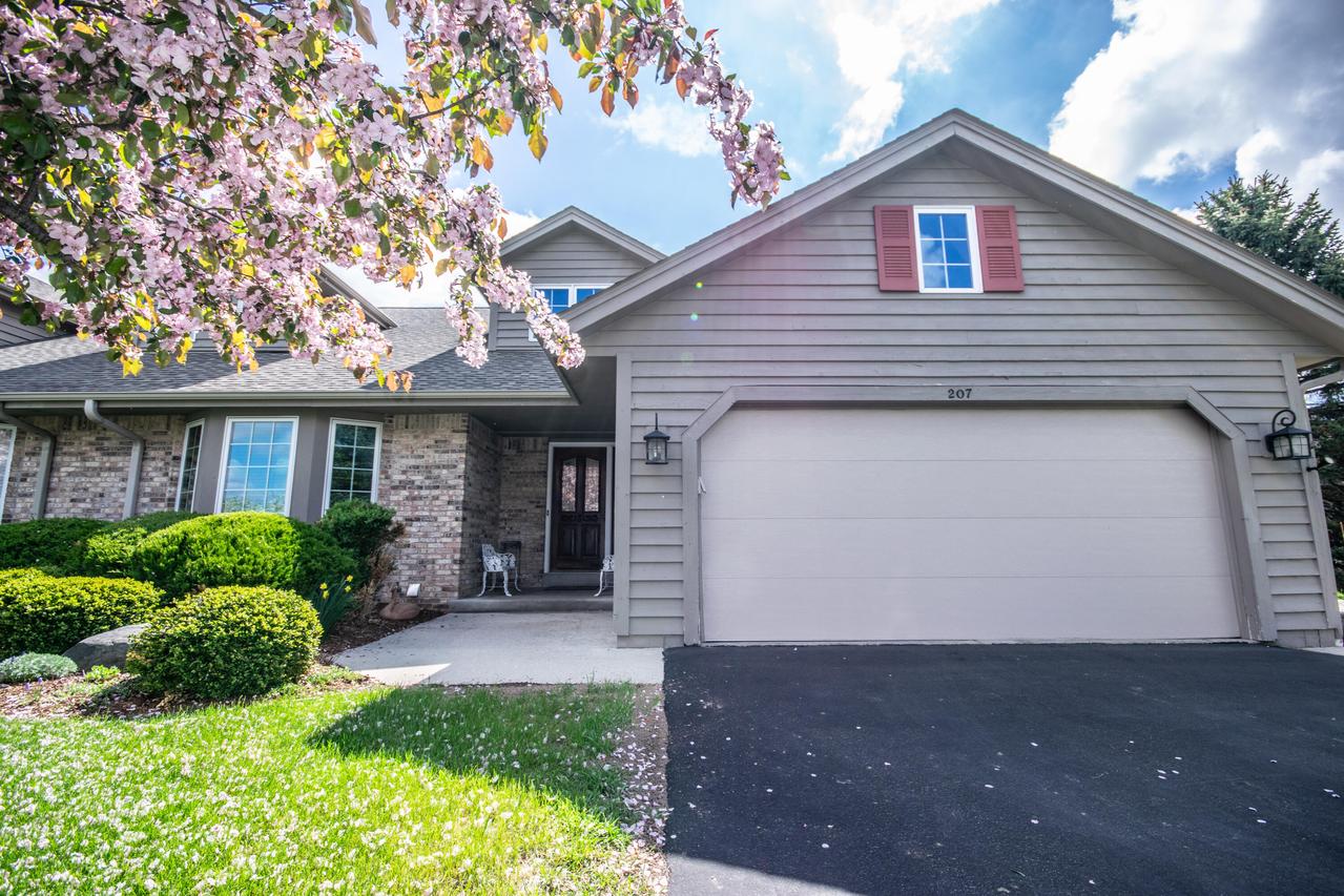 207 Deer Ridge, West Bend, WI 53095