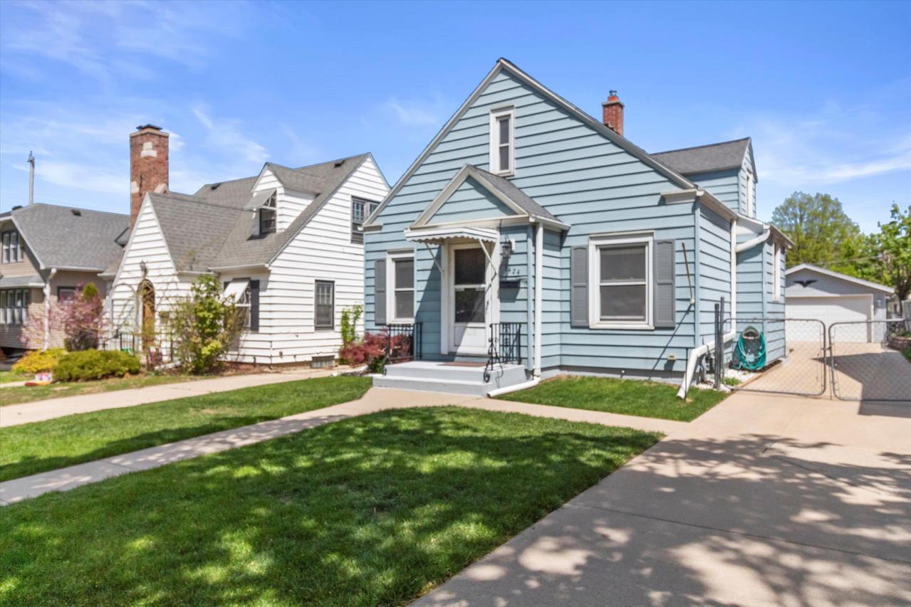 1424 S 88th St, West Allis, WI 53214
