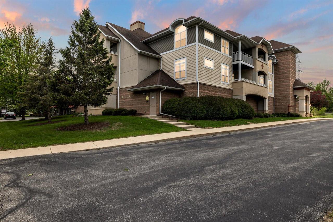 213 S Main St #201, Thiensville, WI 53092