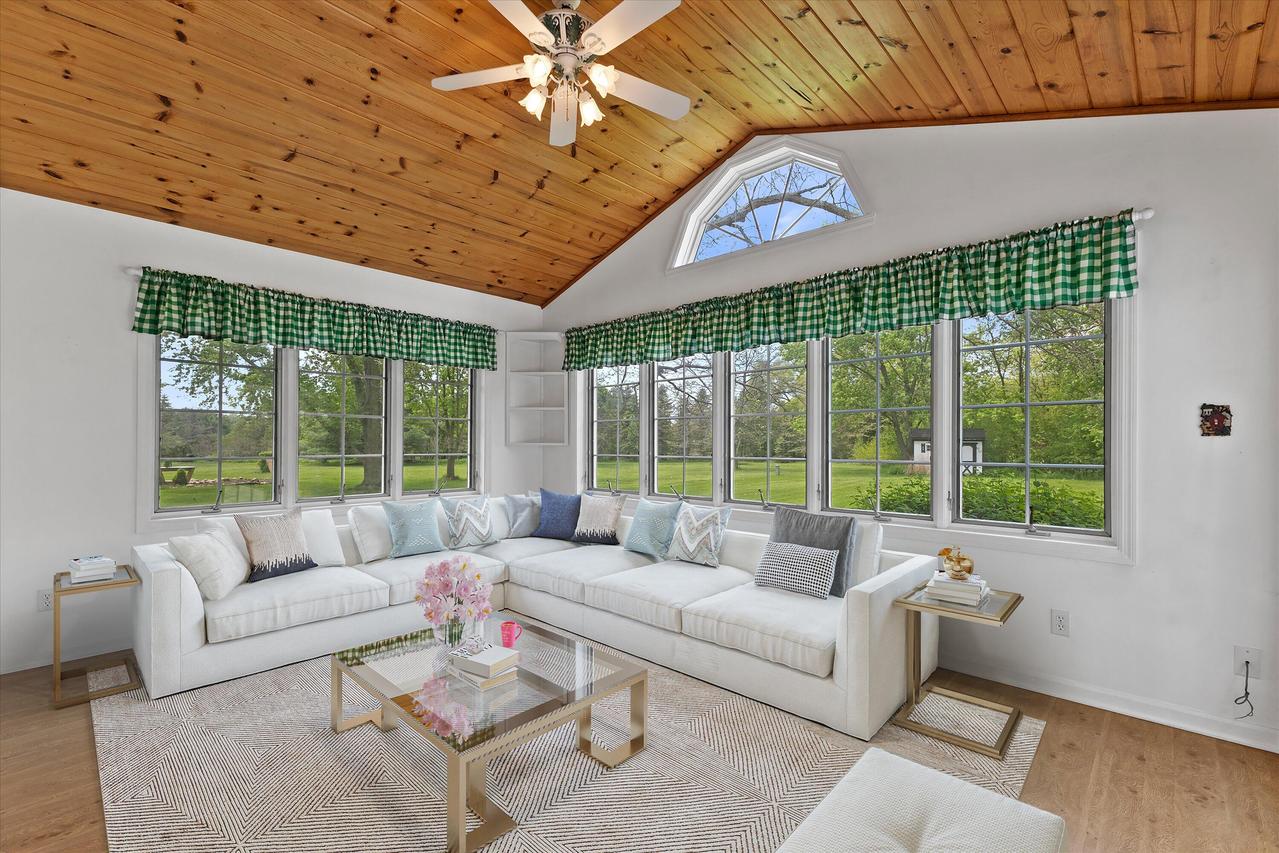 S67W32842 Westgate Ct, Mukwonago, WI 53149