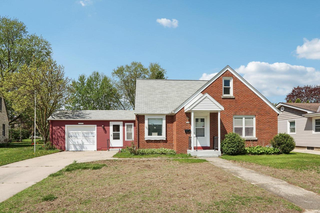 1034 Terrace Dr, West Bend, WI 53095