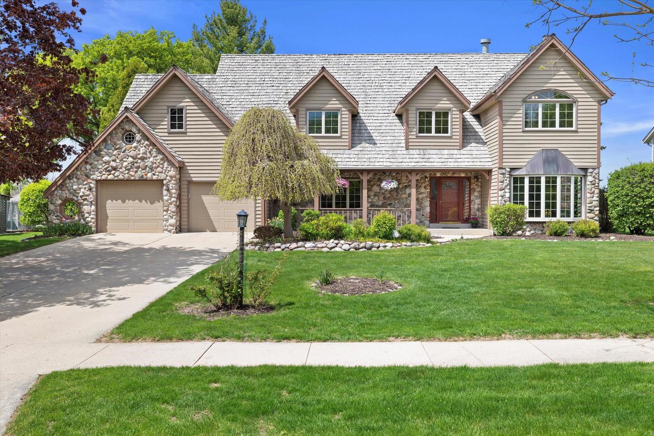 3028 Kisdon Hill, Waukesha, WI 53188
