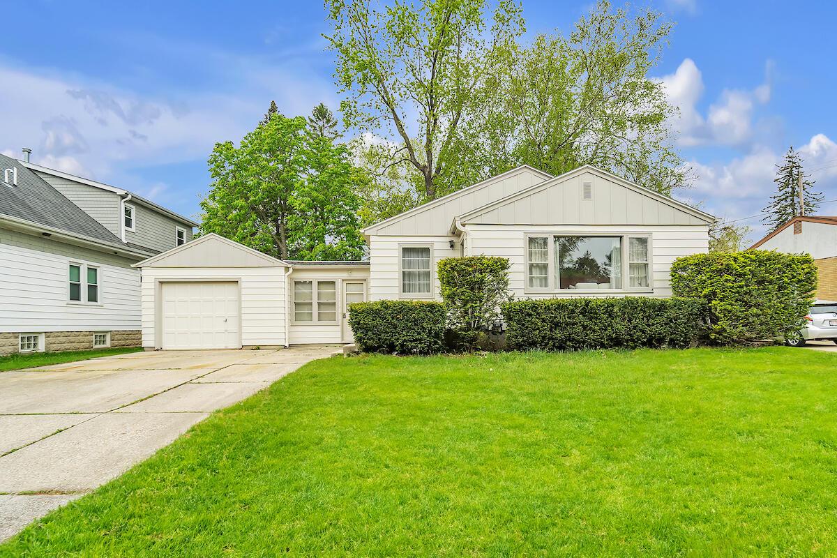 6219 N Willow Glen, Glendale, WI 53209