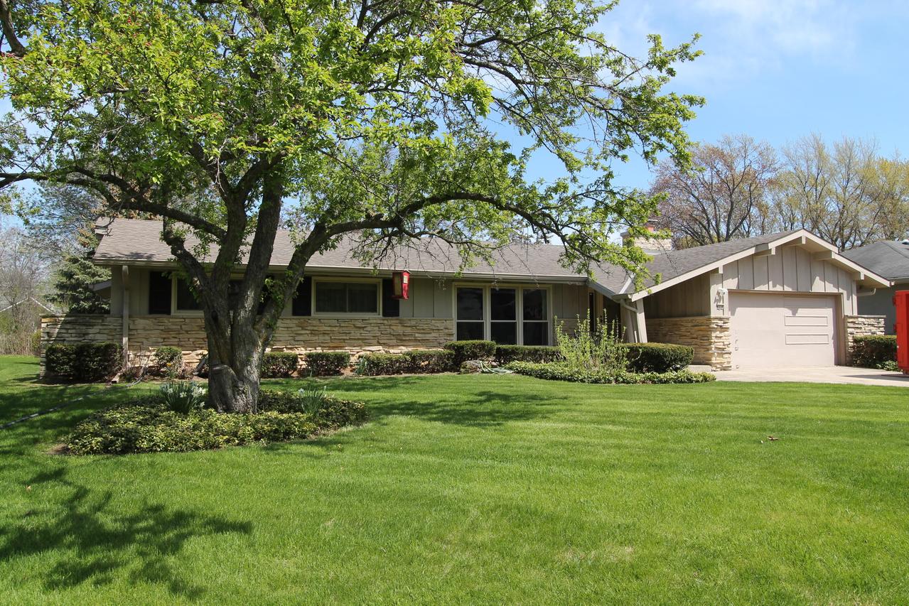 8570 N Greenvale Rd, Bayside, WI 53217