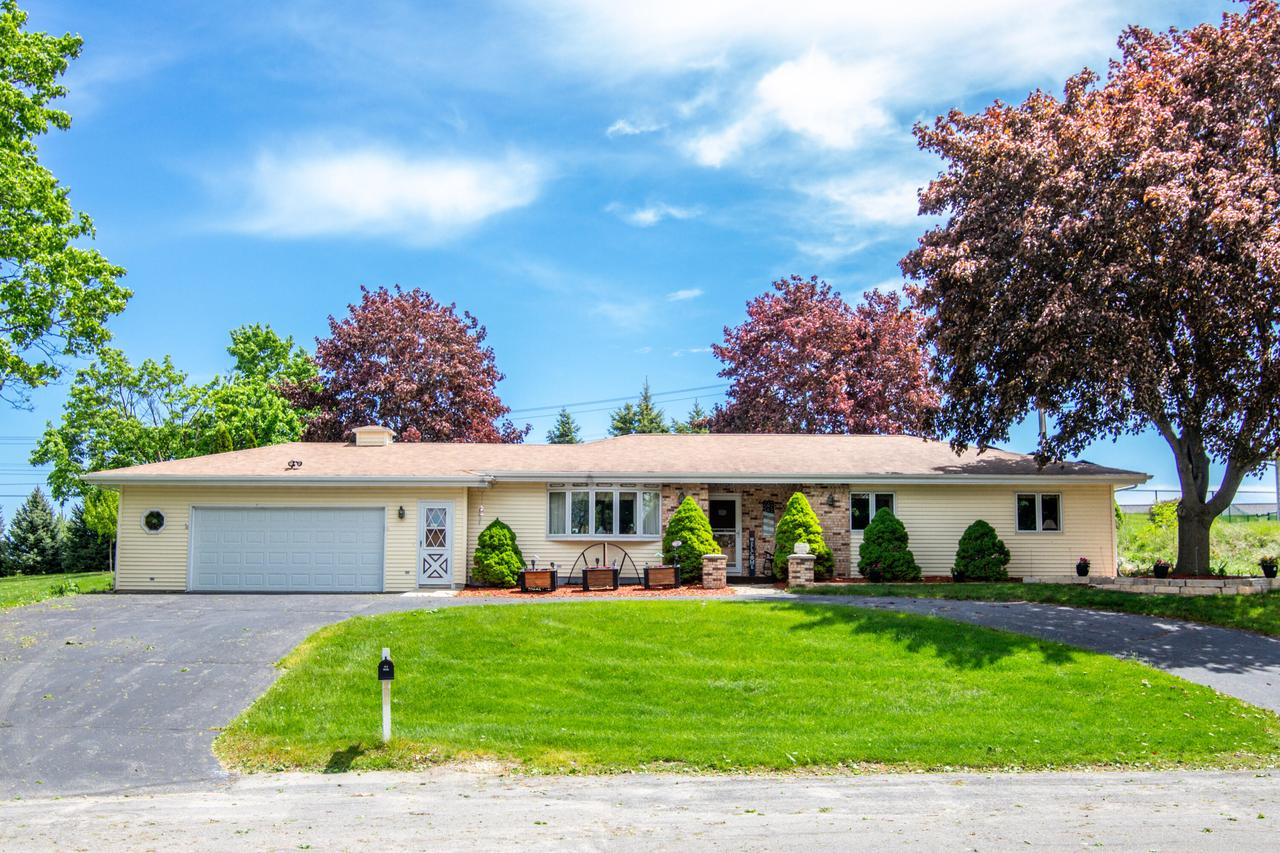 311 Hillcrest Dr, Beaver Dam, WI 53916