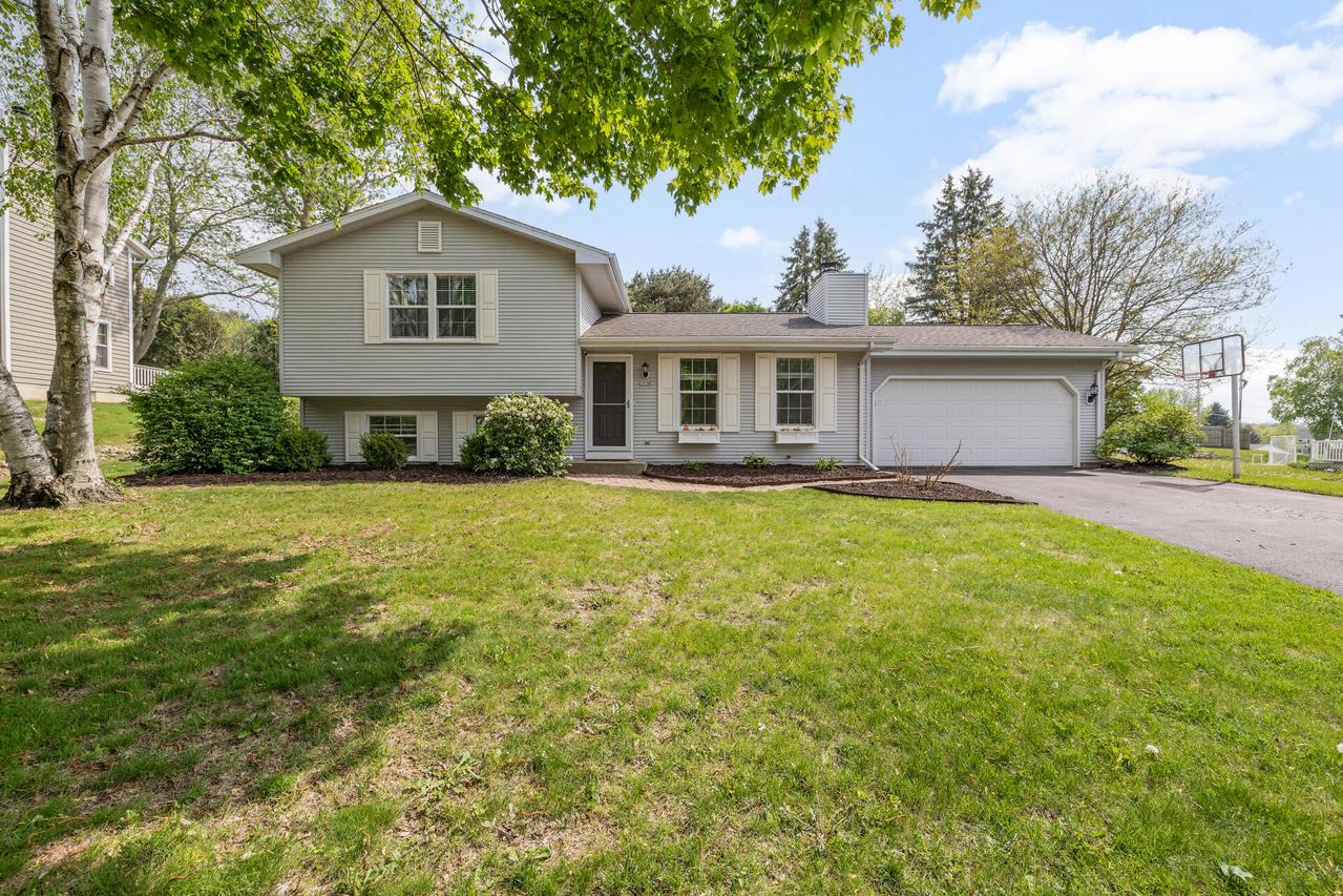 1039 Wellington Way, Hartland, WI 53029