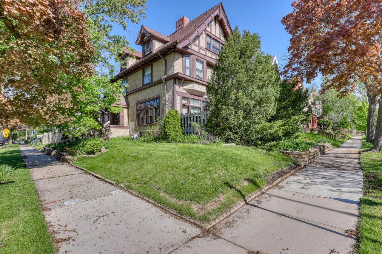 3206 W Clybourne St, Milwaukee, WI 53208