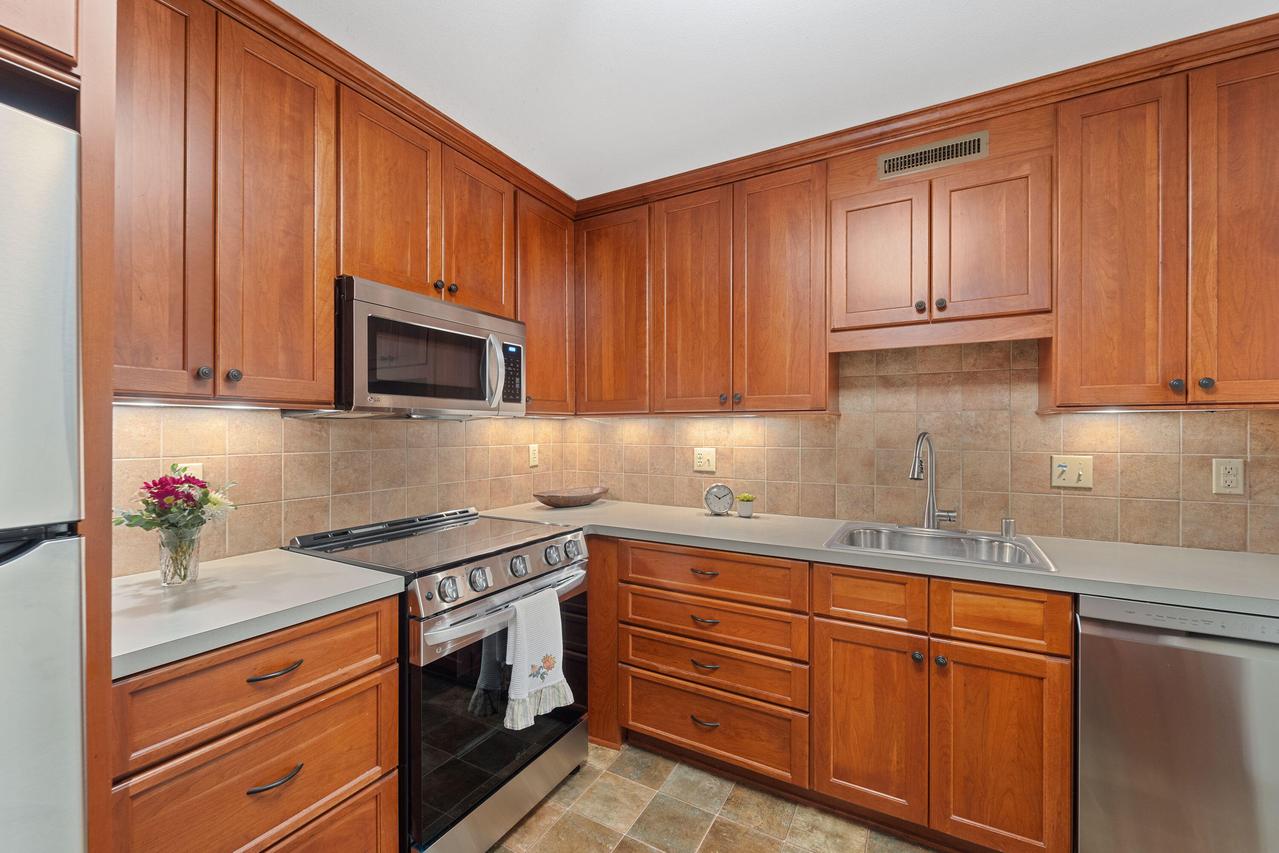 3942 N Oakland Ave #143, Shorewood, WI 53211