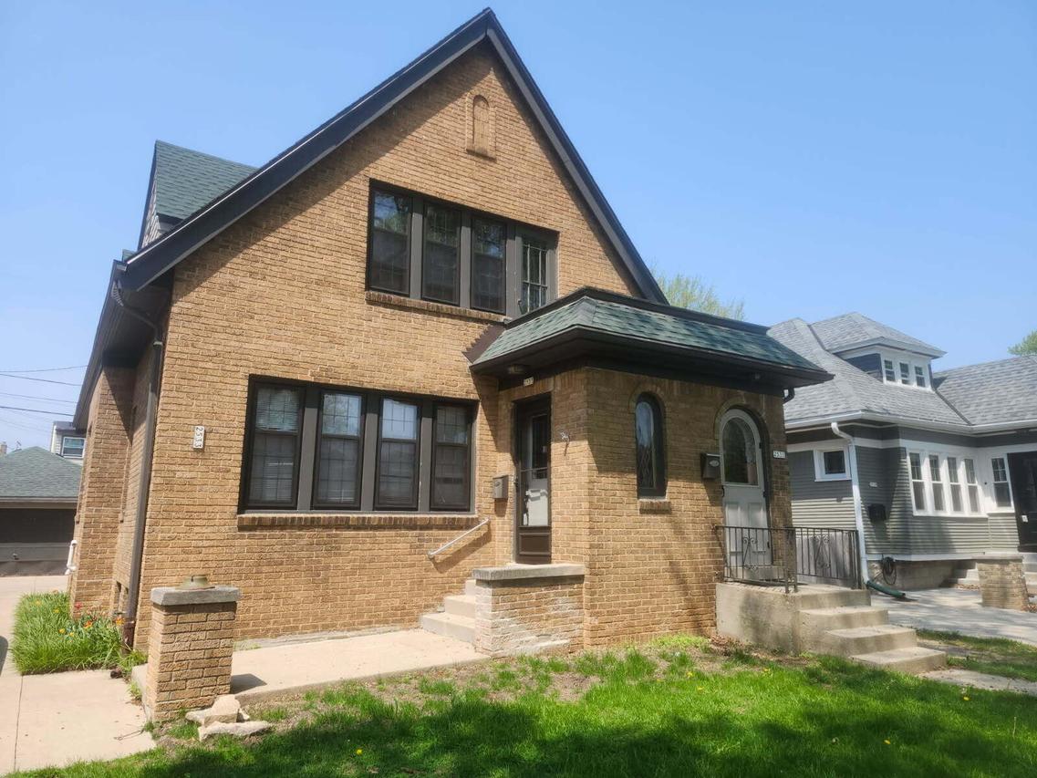 2533 N 72nd St #2535, Wauwatosa, WI 53213