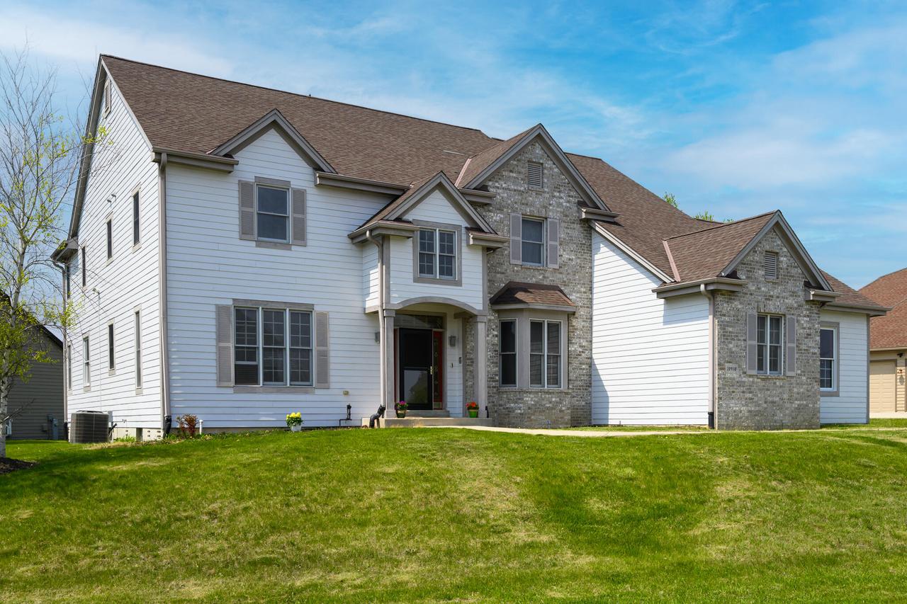 10930 W Meadowcreek Ct, Milwaukee, WI 53224