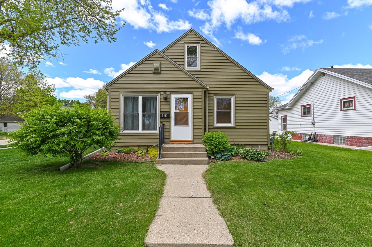 2377 S 73rd St, West Allis, WI 53219
