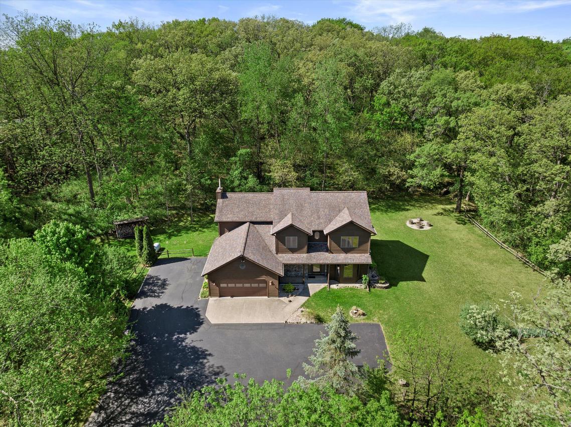 W325S6995 Squire Ln, Mukwonago, WI 53149